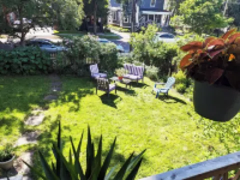 Historic Charm Meets Modern Comfort in Downtown Burlington のホテル