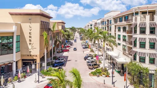 Charming Dog-Friendly, Large Private Tropical Backyard. 3 Bed 2 Bath Great Value Hotels in Naples Park