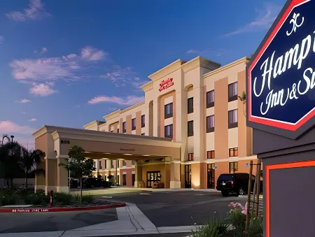 Hampton Inn & Suites Clovis-Airport North Отели рядом с достопримечательностью «Sierra Vista Kiosk - Fresno County Public Library»