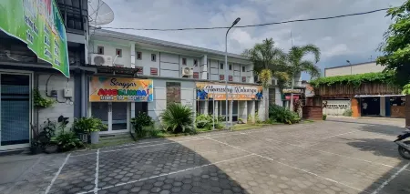 Angrumba Family Homestay Near Rsud Caruban Mitra RedDoorz