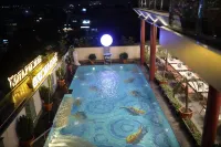 HK Clarks Inn, Amritsar - สระว่ายน้ำบนดาดฟ้า