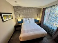 GLō Best Western Bronx NYC Hotel in zona Cee & Cee Department Store