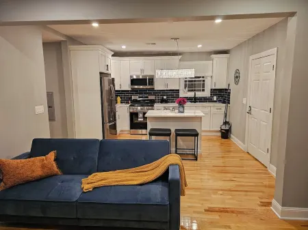 Deluxe Aparment Spacious 3-bedroom apartment with WiFi, AC in nice Elizabeth