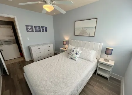 Riverfront Retreat! Walk to Downtown/Near Beaches!