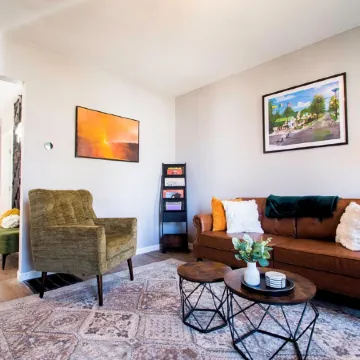 Tipp Hill Home, near local eateries and pubs, walkable, near SU and Hospitals
