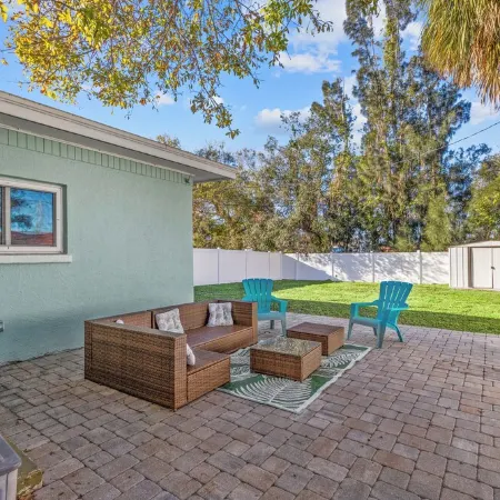 Lobster Louie's Inn - Cozy 2/1 Mins from Beaches. Fenced yard. Pet Friendly.