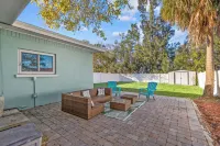 Lobster Louie's Inn - Cozy 2/1 Mins from Beaches. Fenced yard. Pet Friendly. Hotels in Whitfield