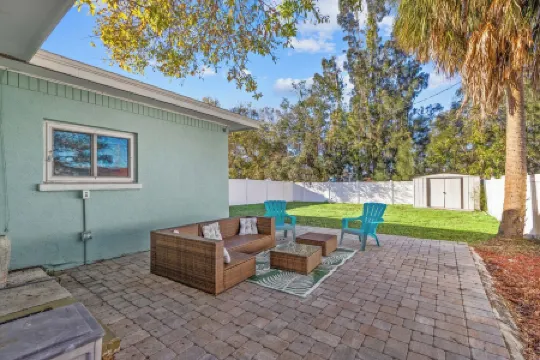 Lobster Louie's Inn - Cozy 2/1 Mins from Beaches. Fenced yard. Pet Friendly.