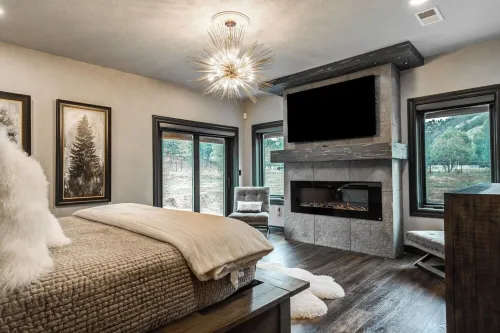 The perfect stay- 6 Bedroom, 4 Bath with a  HOT TUB