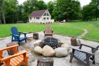 Welcome to Twin Creeks. A brand-new Chalet with hot tub,WiFi, and AC on 32 acres