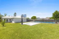 Cozy Sulphur Getaway, Pool & Basketball Court
