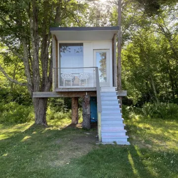 Private chic waterfront retreat-newly renovated