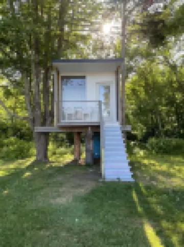 Private chic waterfront retreat-newly renovated