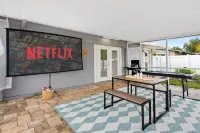 4BD w/ Heated Pool, Game Room & BBQ - Beach Nearby