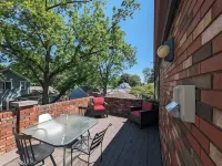 Beautiful & Spacious 2nd Floor Apartment