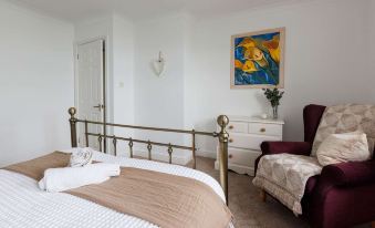 Spacious 4-Bed Seaside Retreat in Selsey