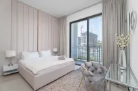 Nasma Luxury Stays - Waterfront Duplex Villa Minutes Away to the Beach