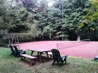 Hickory Hill House: a country retreat, lovely gardens, trails, boats & tennis.