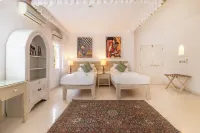 Amani Beachfront Villa  by YourHost, Watamu Các khách sạn ở Uyombo