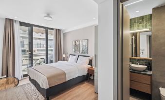 Limehome Piraeus Olive