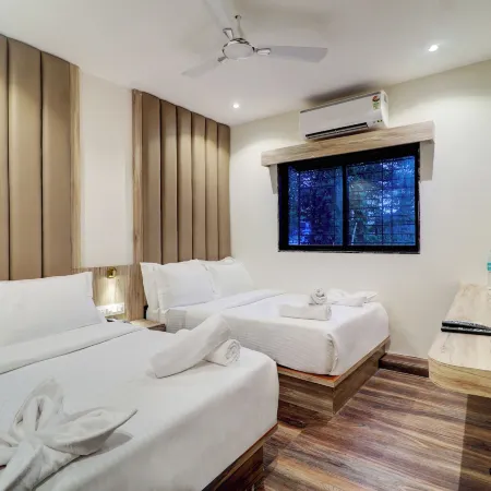 Hotel Amar Residency Отели рядом с достопримечательностью «Пляж Версова»