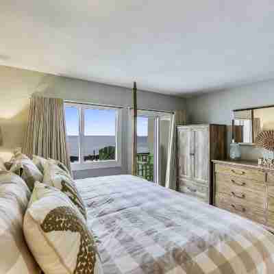 Pinnacle Port by Book That Condo Rooms