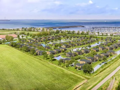 Detached Luxurious Lodge with Washingmachine, Near the Beach
