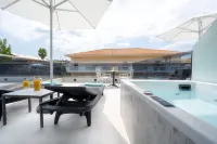 Emily's Luxury Suites - Hot Tub