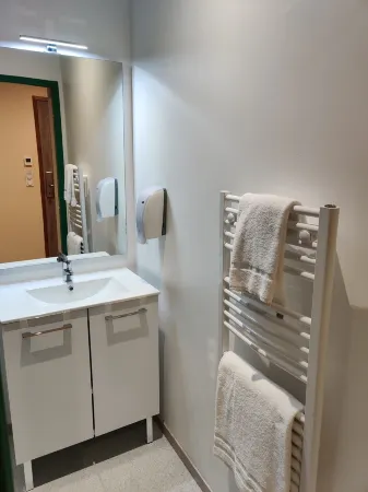 Hôtel de la Tour Отели в г. Виньё