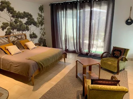 Chambre en Drôme Tropicale Отели в г. Пейрю