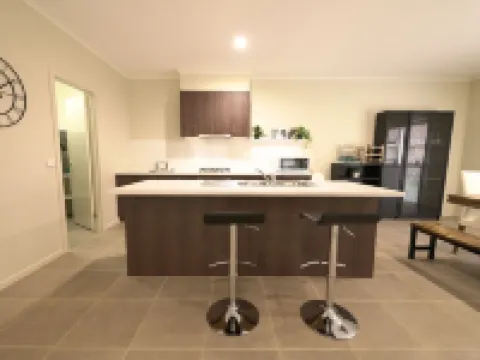 Newly Modern Home for Big Group Near SC Hotels in Point Cook