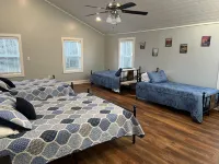 Lodge on Wolf Creek 4Br , 12 Private Acres , Fishing , Hiking , Hokie Weekends - Homestays
