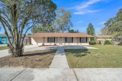 Serenity Retreat: Charming Home Near Attractions! 3 Bedroom Home by RedAwning