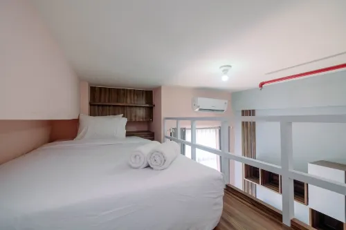 Minimalist and Comfy Studio Dave Apartment by Travelio