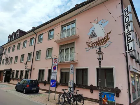 Hotel Schiff Отели в г. Бишвайер