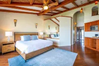 Exquisitely Adorned Luxury Unit Right on Flamingo Beach Sleeps 6