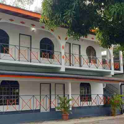 Queen's Comfort Inn Hotel Exterior