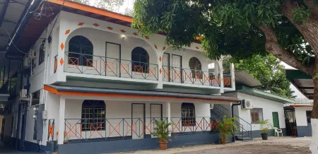 Queen's Comfort Inn Отели рядом с достопримечательностью «Yerettê - Home of the Hummingbird»