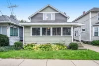 Charming 3BR Home in Muskegon – Walk to Downtown & Lake! Sherman Center附近的飯店