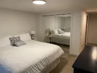 100 ft of private sandy beach on West Bay 3 miles from downtown TC.  Lic#2022-53 Elmwood Charter Township住宿飯店