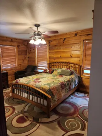 HIDDEN CHALET GEM IN BLUE RIDGE MOUNTAINS,PETS.HOTTUB 4500 ELEVATION SKING OPEN