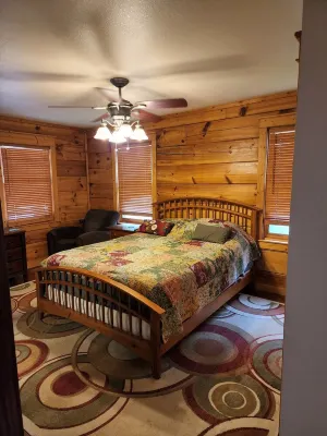 HIDDEN CHALET GEM IN BLUE RIDGE MOUNTAINS,PETS.HOTTUB 4500 ELEVATION SKING OPEN