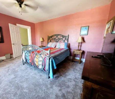 Historic Western Oasis w/AC & Parklike Backyard