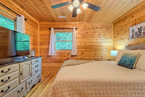 Stunning Log Cabin w/ Mtn. Views Min. from Downtown Clayton, GA! Dog Friendly