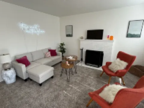 Entire Home by Newport Beach, Disneyland and SNA! Pet Friendly Home Downtown