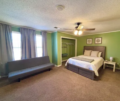 Cozy,Safe, Tanger Townhome 2 minutes from shopping Southcrest Market附近的飯店