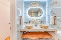 Heated Pool, Spa and Lush Garden Retreat - Charming Private Haven