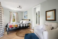 Riverland Terrace Home + Carriage House! 3BR/3BA Hotels in Charleston County
