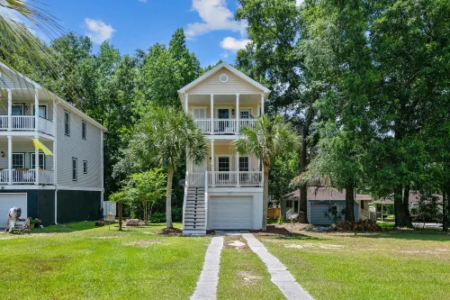 Private Porch and Stylish Living Spaces Await - Exquisite Haven Hotel a North Charleston
