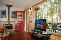 Serene Forest Cabin - Gas BBQ, Back Deck, Private Getaway 빅 트리스 루프 트레일헤드 주변 호텔
